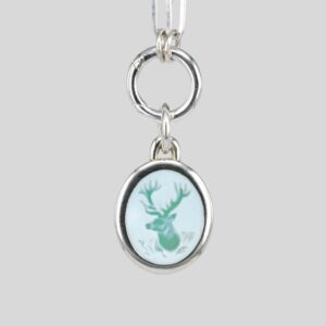 Handgefertigter Silber-Anhänger von Goldschmiede Stephanie Berger mit edler Hirsch-Gravur im grünen Lagenstein, idealer Schmuck für Jägerinnen und Naturliebhaberinnen.
