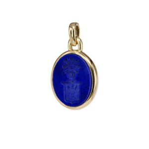 Edler Wappenanhänger aus Gold von Goldschmiede Stephanie Berger mit einer feinen Wappengravur im tiefblauen Lapislazuli.