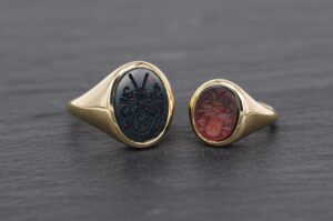 Individuell angefertigter Herren-Siegelring aus Gold mit Heliotrop und Damen-Siegelring mit Granat von Goldschmiede Stephanie Berger.