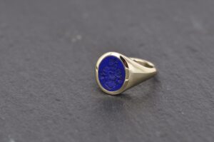 Exklusiver Siegelring aus Gold mit einem intensiv blauen Lapis Lazuli aus der Goldschmiede Stephanie Berger in München.