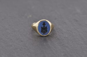 Damen-Siegelring aus Gold mit Wappengravur in blauem Lagenstein