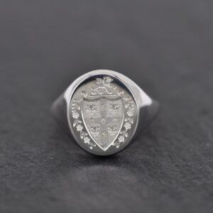massiver Siegelring aus Weißgold mit Wappengravur direkt im Metall