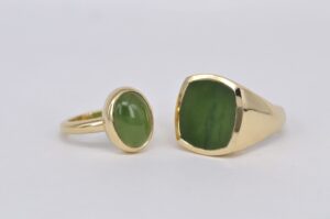 Paar Siegelringe aus Gold mit Jade als Trauringe