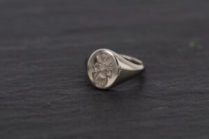 Massiver Siegelring aus Weißgold mit einer detailreichen Wappengravur aus der Goldschmiede Stephanie Berger in München.