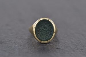 Individuell angefertigter Herren-Siegelring aus Gelbgold mit gefasstem Heliotrop (Blutstein) von Goldschmiede Stephanie Berger