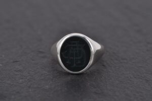 Siegelring mit gravierten Initialen – Individueller Monogrammring von Goldschmiede Stephanie Berger