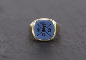 Siegelring Gelbgold mit blauen Lagenonyx und Wappengravur