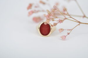 Individuell angefertigter Siegelring aus Roségold mit einem intensiv roten Karneol von Goldschmiede Stephanie Berger.