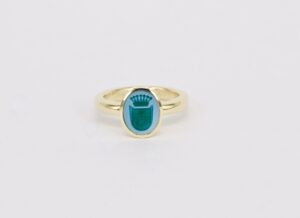 Exklusiver Damen-Siegelring aus 585 Gelbgold mit einem grün-blauen Lagenstein und angesetzter Schiene, Goldschmiede Stephanie Berger in München.