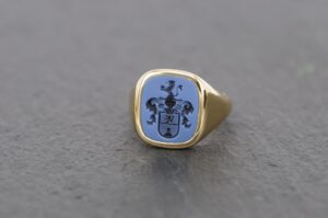 Massiver Herren-Siegelring aus Gold mit einem blau-schwarzen Lagenstein aus der Goldschmiede Stephanie Berger in München.