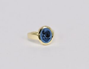 Exklusiver Siegelring aus 585 Gold mit einem zweifarbigen Lagenonyx aus der Goldschmiede Stephanie Berger in München.
