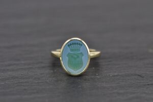 Siegelring für Damen aus Gold mit grünem Lagenstein und Wappengravur