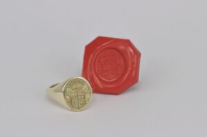 Klassischer Siegelring aus Gold ohne Stein mit einer detailreichen Wappengravur aus der Goldschmiede Stephanie Berger in München