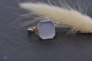 Besonders zarter und filigraner Siegelring aus Roségold von Goldschmiede Stephanie Berger mit geteilter Ringschiene und gefasstem achteckigen Edelstein