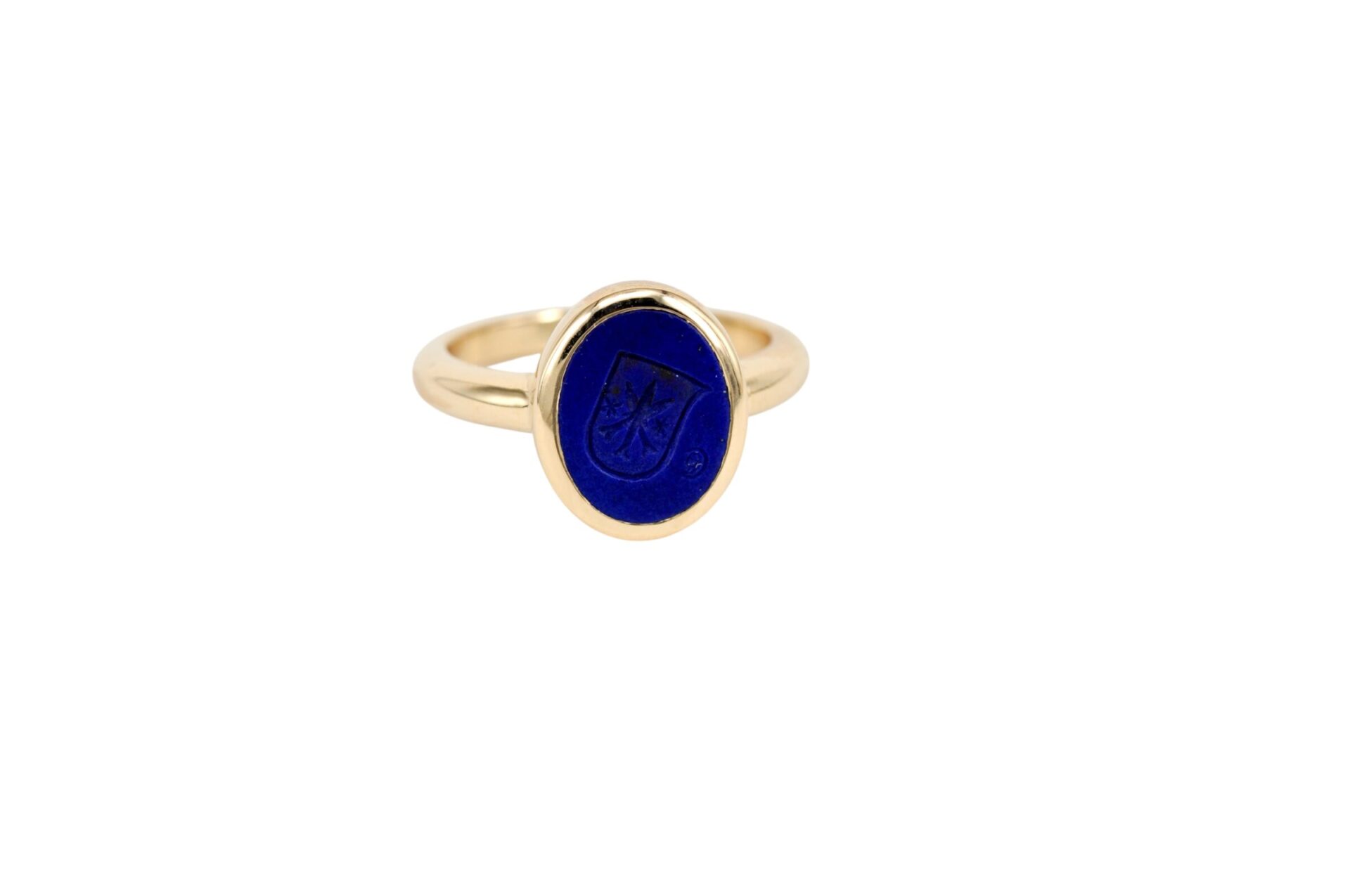 Gold-Siegelring von Goldschmiede Stephanie Berger mit Lapis Lazuli, angesetzter Ringschiene und individuell graviertem Wappenschild.