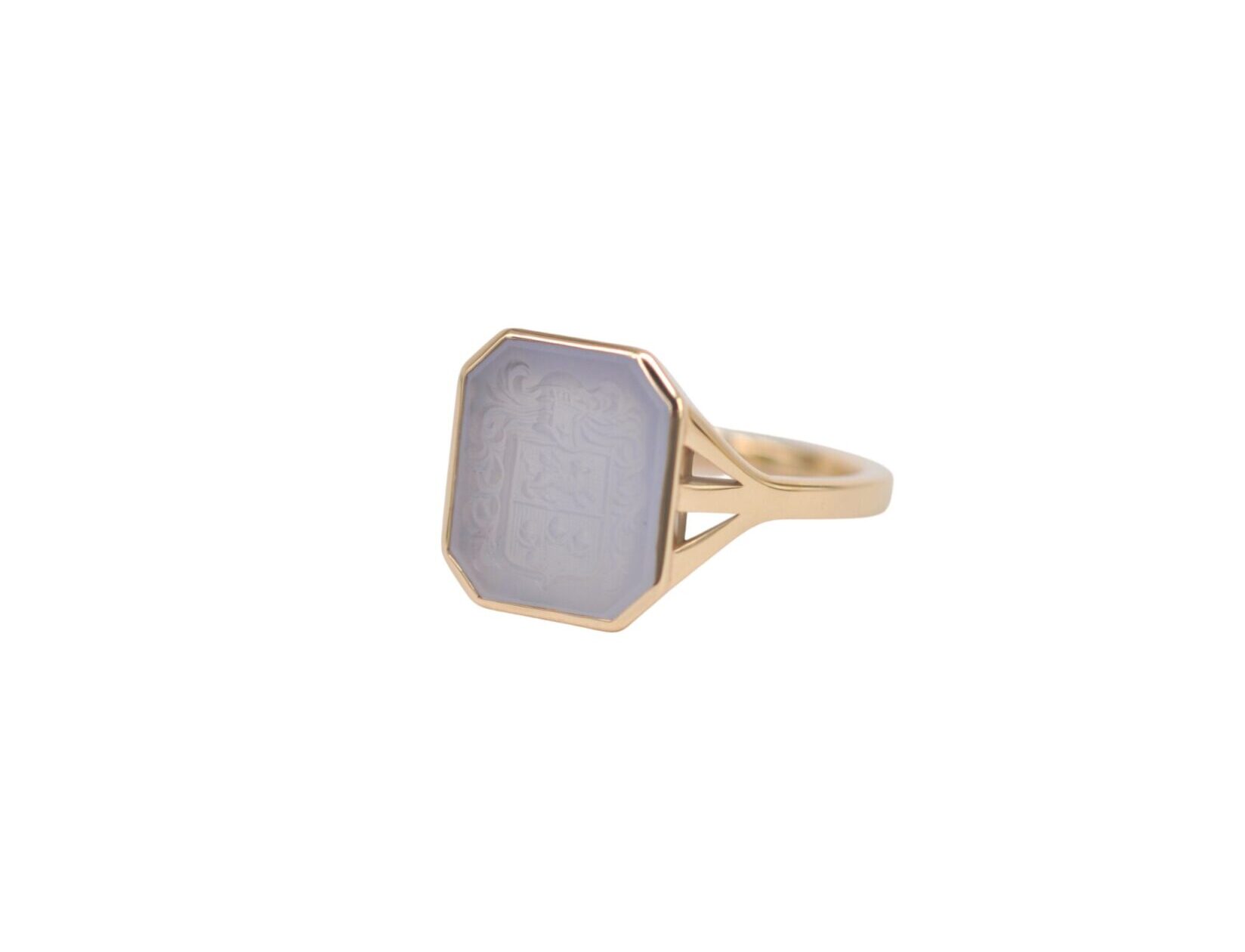 Zarter Gelbgold-Siegelring von Goldschmiede Stephanie Berger mit geteilter Ringschiene und achteckig geschliffenem blauem Achat.