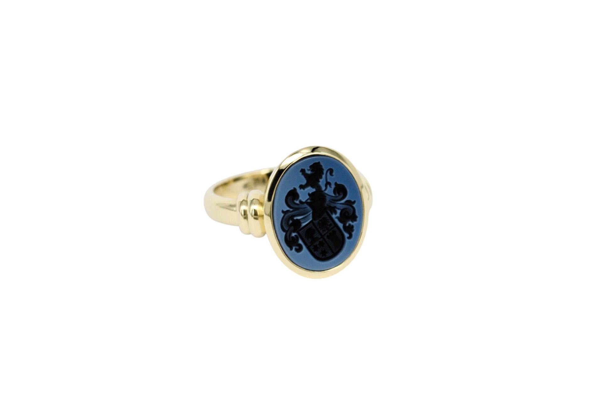 Siegelring aus Echtgold von Goldschmiede Stephanie Berger mit blauem Lagenstein und elegant geschwungenen, seitlichen Stegen in Bogenform.