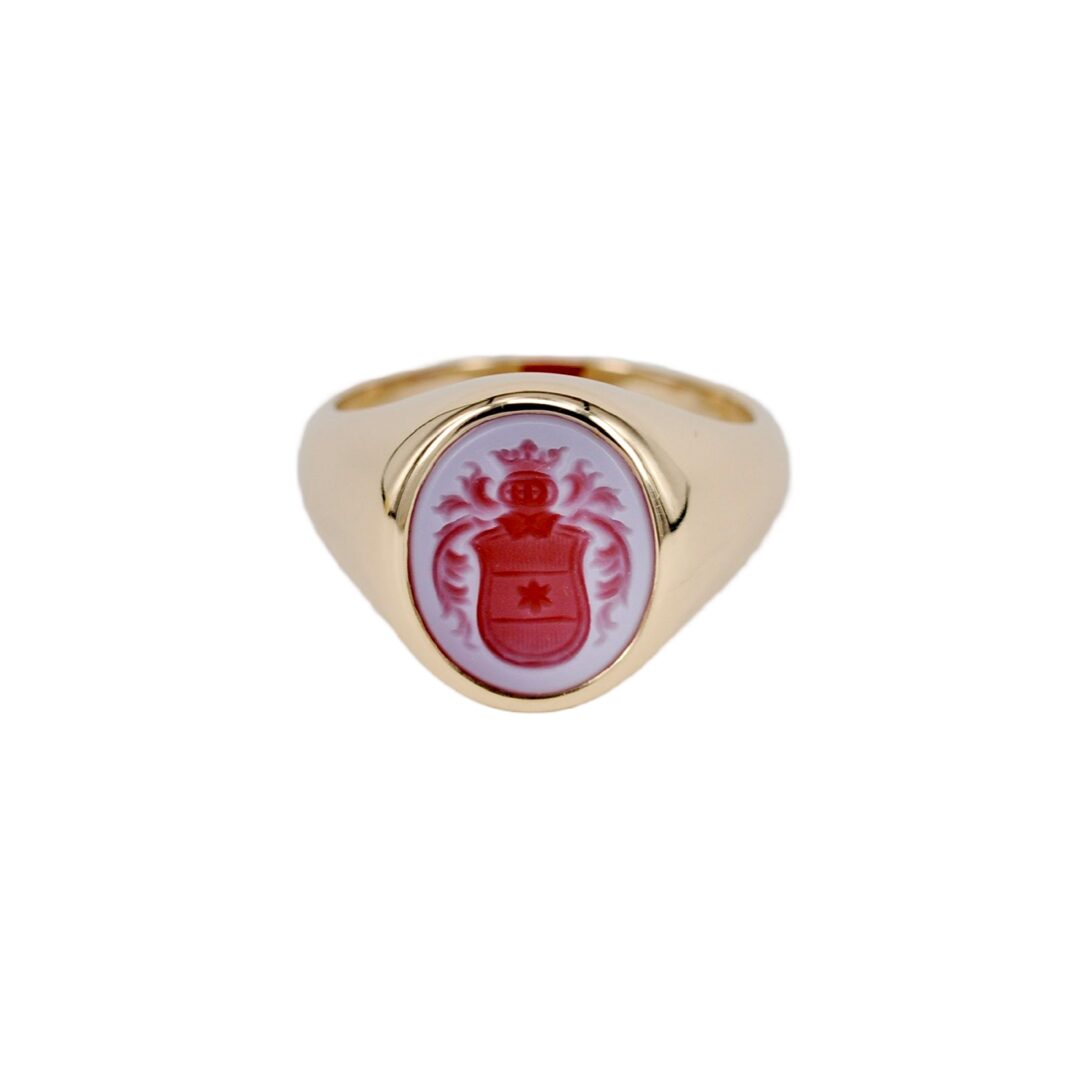 Siegelring aus warmem Roségold von Goldschmiede Stephanie Berger, besetzt mit einem zweifarbigen, rot-blauen Lagenstein.