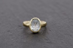 Individuell gefertigter Siegelring aus Gelbgold mit Aquamarin