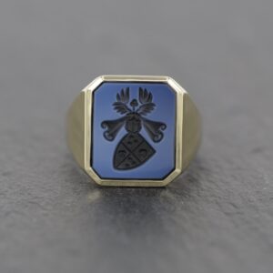Achteckiger Siegelring aus Gelbgold von Goldschmiede Stephanie Berger mit einem blauen Lagenonyx und feiner Gravur.