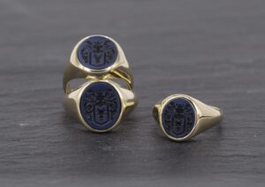Drei goldene Wappenringe mit blauem Lagenstein von der Goldschmiede Stephanie Berger